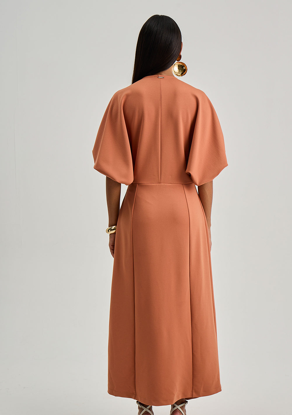 Vestido Suelto Escote en V Mangas Cortas Midi