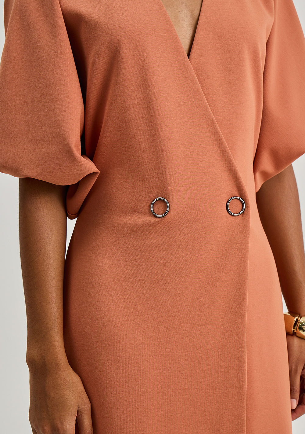 Vestido Suelto Escote en V Mangas Cortas Midi