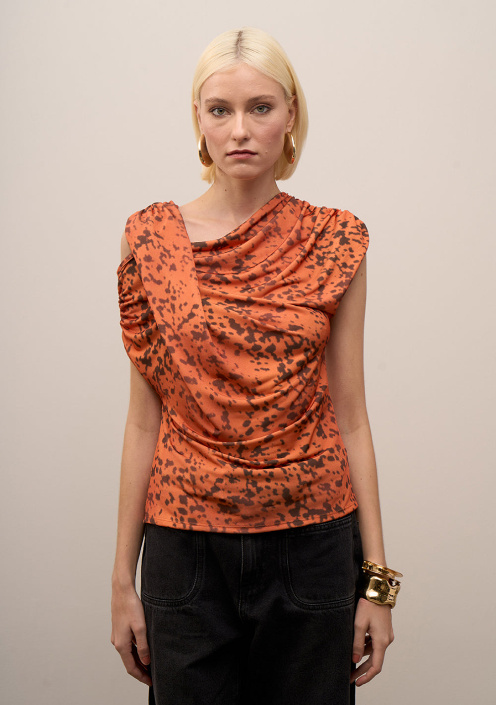 Blusa Ajustada De Un Solo Hombro Mangas Cortas