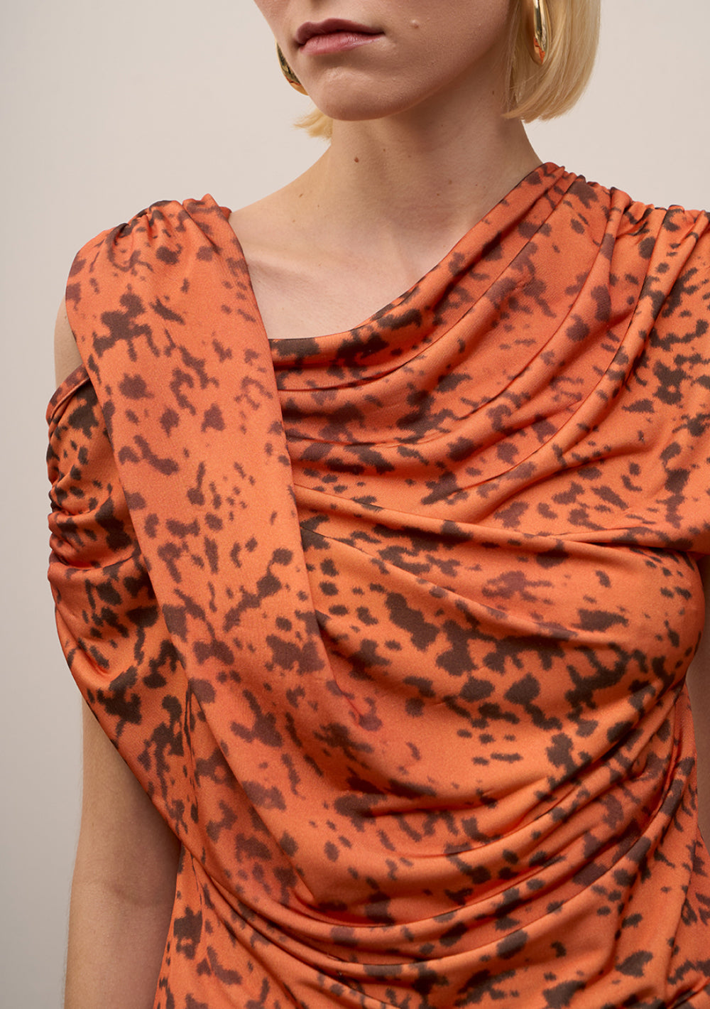 Blusa Ajustada De Un Solo Hombro Mangas Cortas