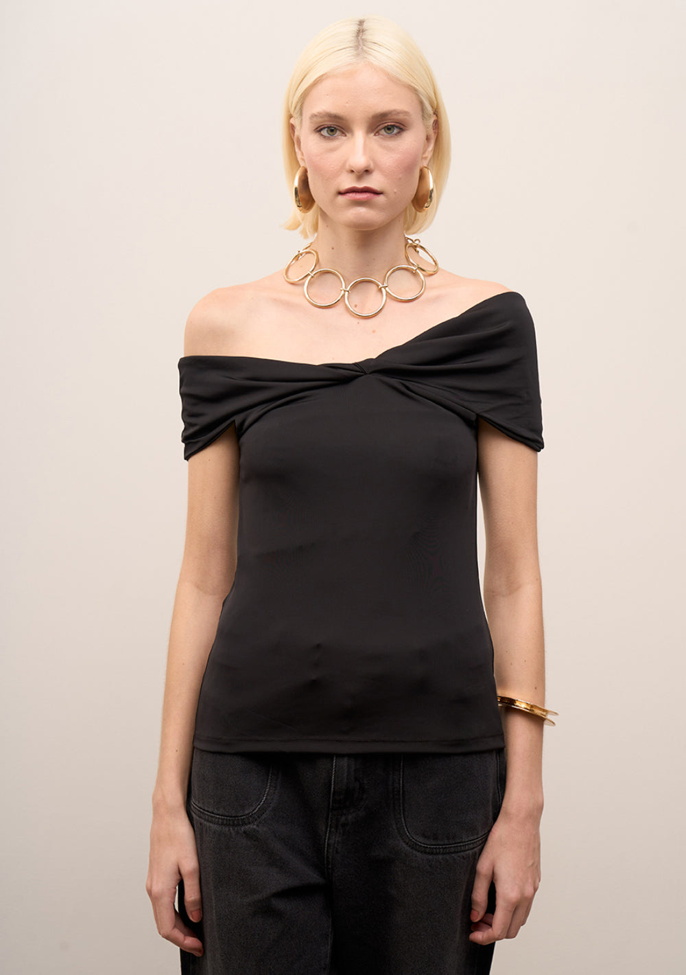Blusa Ajustada Off Shoulder Sin Tirantes