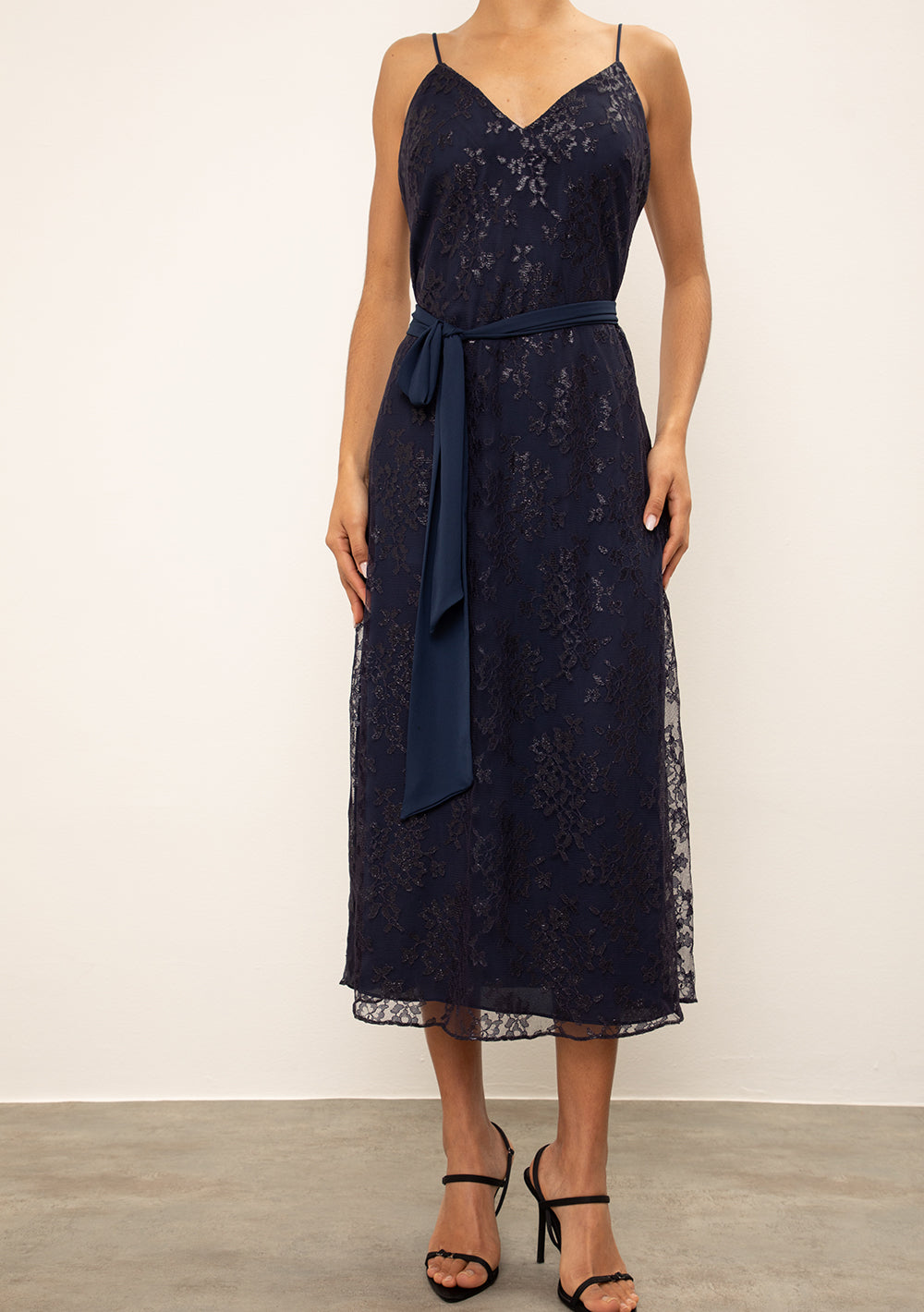 Vestido Midi Ajustado Escote En V Con Tirantes