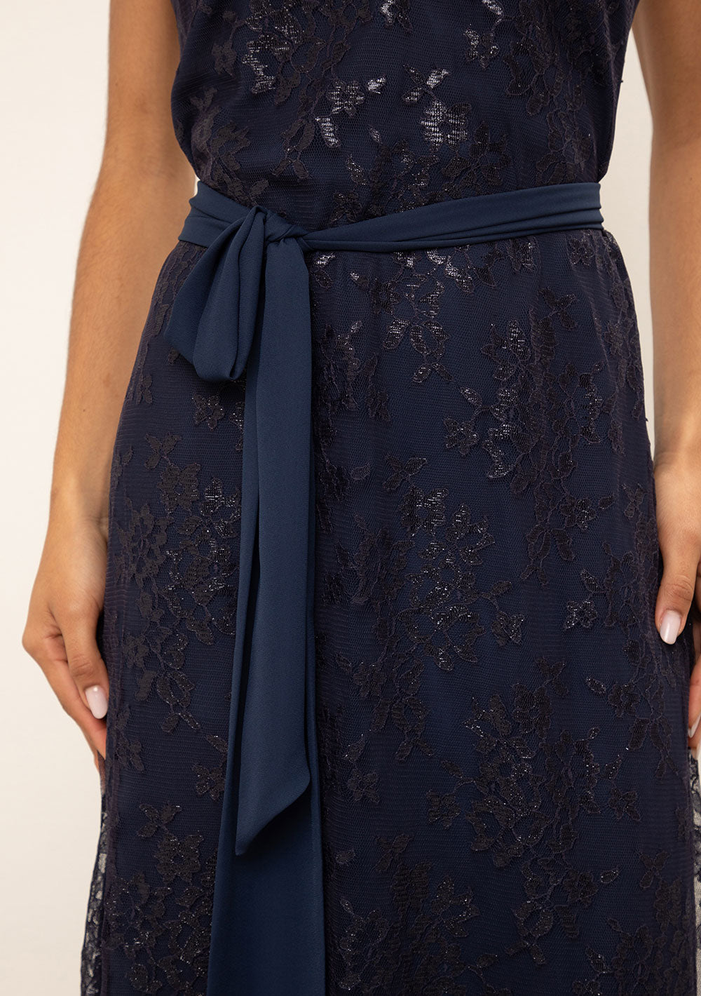 Vestido Midi Ajustado Escote En V Con Tirantes