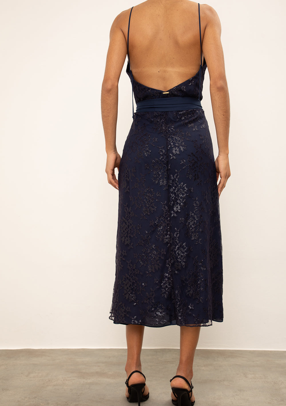 Vestido Midi Ajustado Escote En V Con Tirantes
