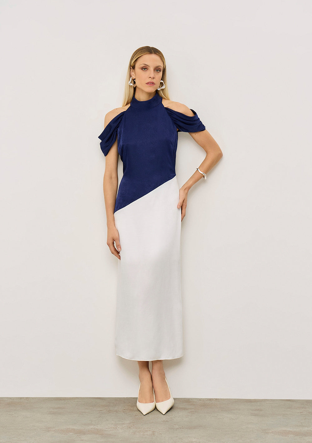 Vestido Midi Ajustado Cuello Alto Mangas 3 Cuartos
