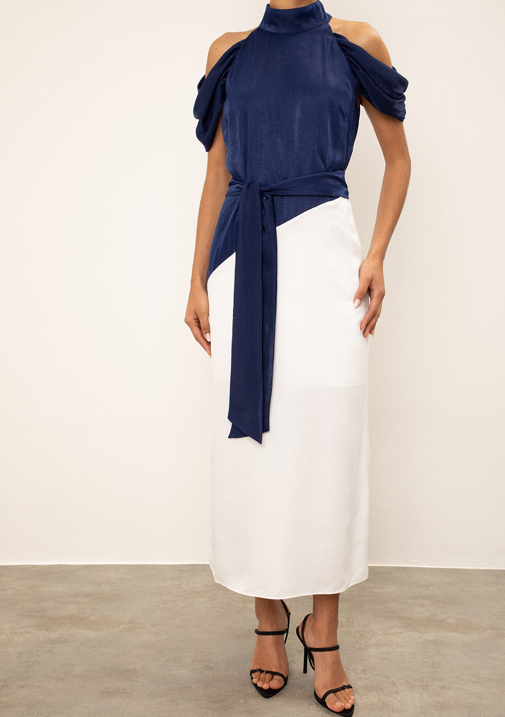 Vestido Midi Ajustado Cuello Alto Mangas 3 Cuartos