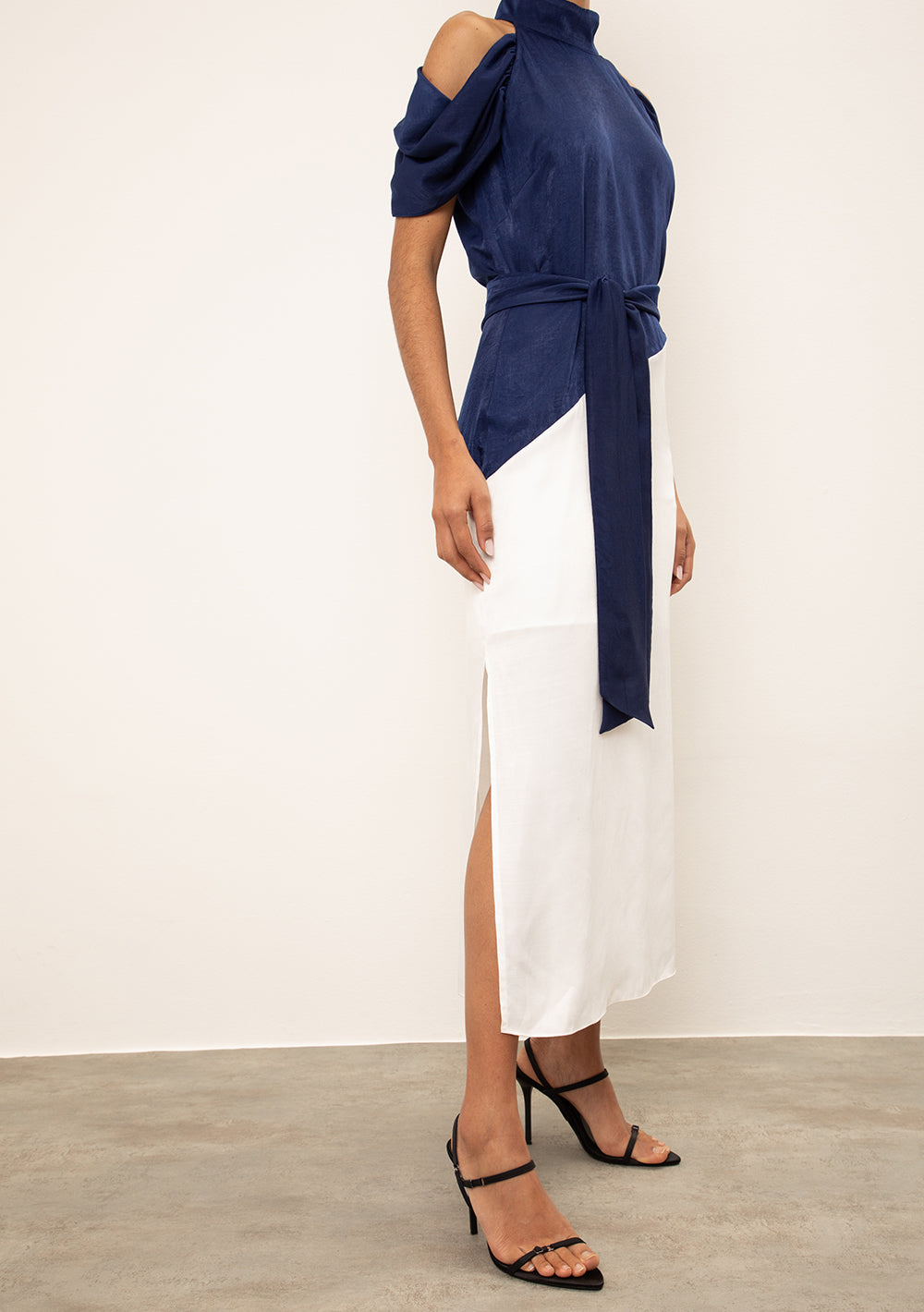Vestido Midi Ajustado Cuello Alto Mangas 3 Cuartos