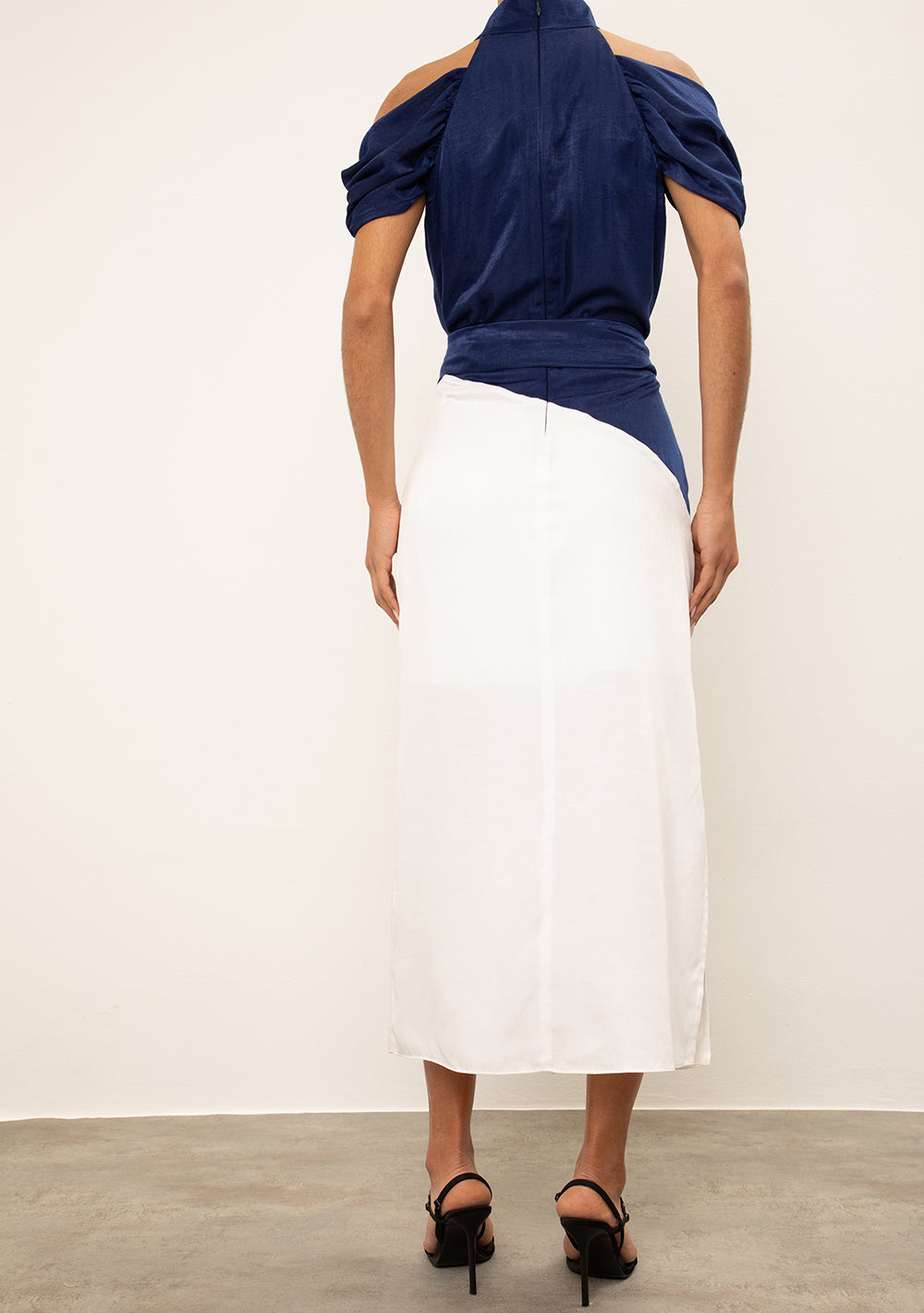 Vestido Midi Ajustado Cuello Alto Mangas 3 Cuartos