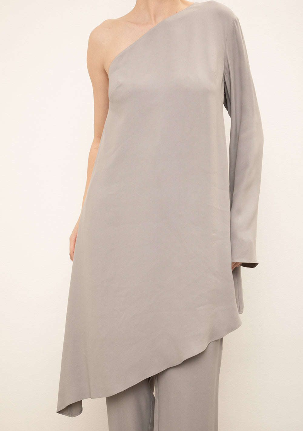 Vestido Corto Suelto De Un Solo Hombro Mangas Largas