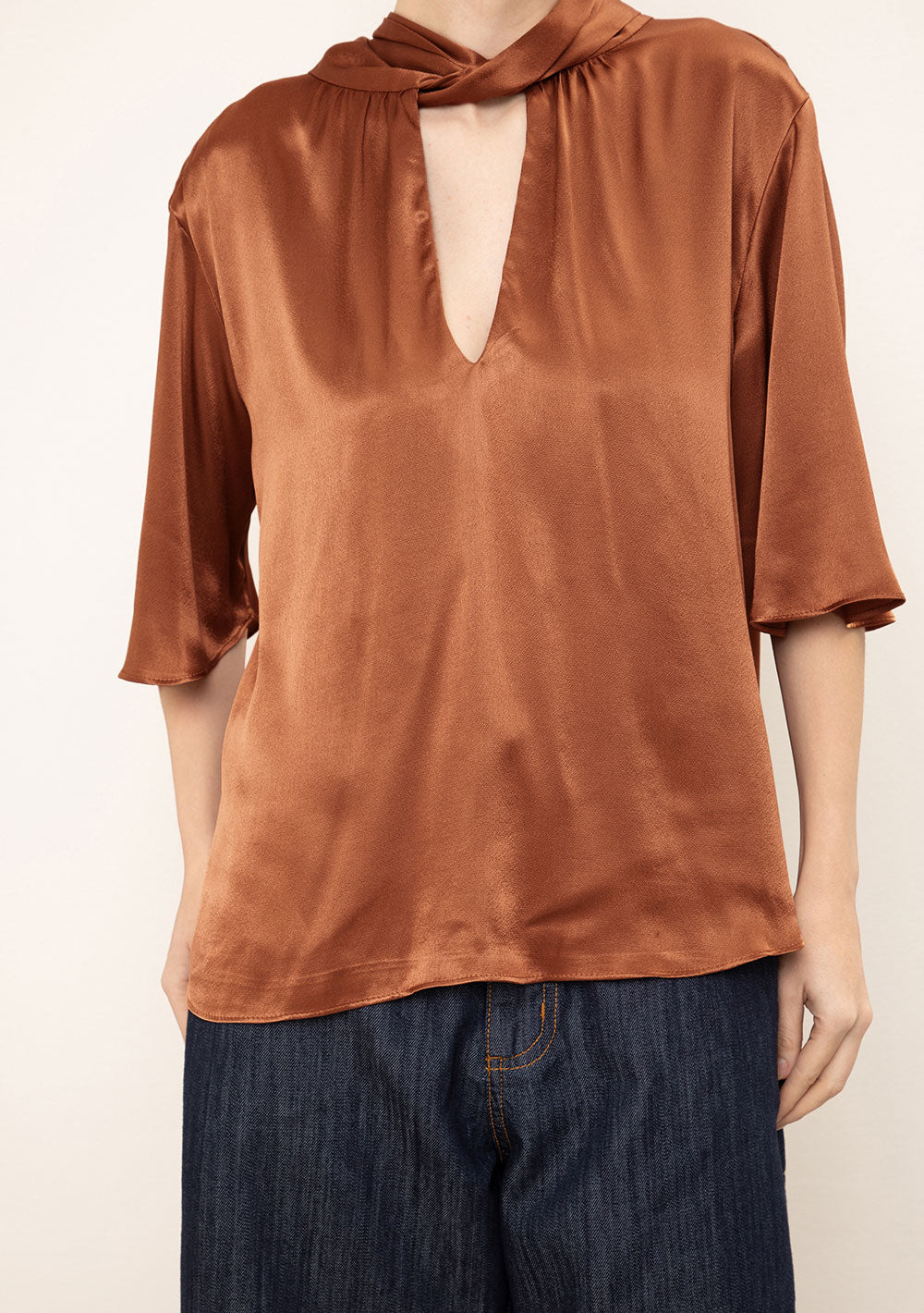 Blusa Suelta Cuello Alto Mangas Cortas