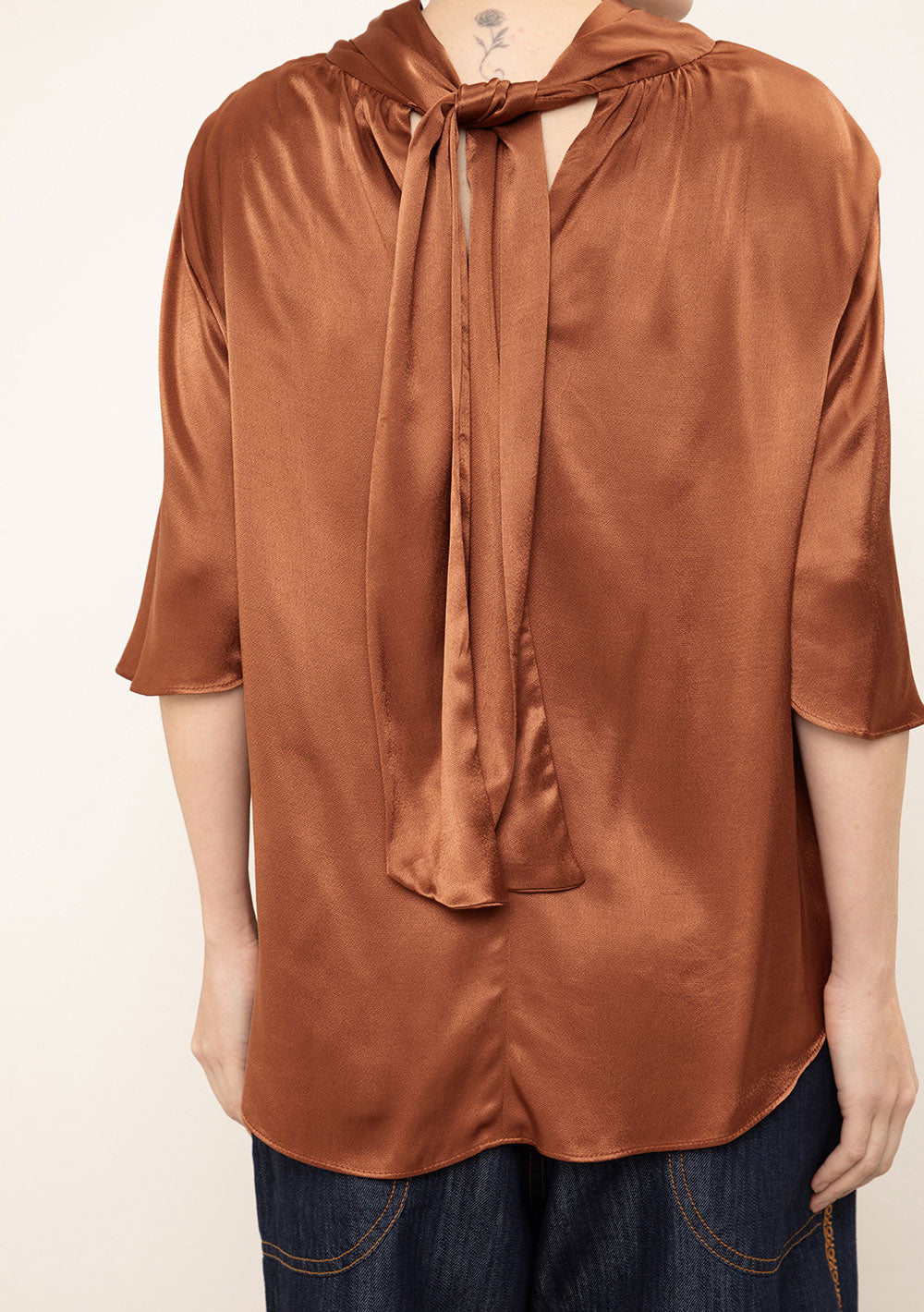 Blusa Suelta Cuello Alto Mangas Cortas