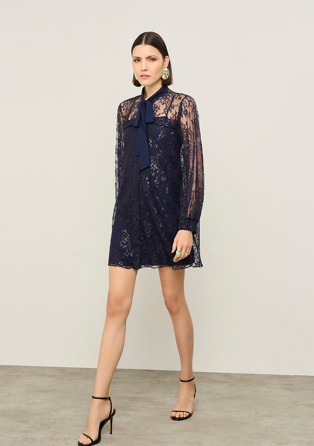 Vestido Corto Suelto Cuello Alto Mangas Largas