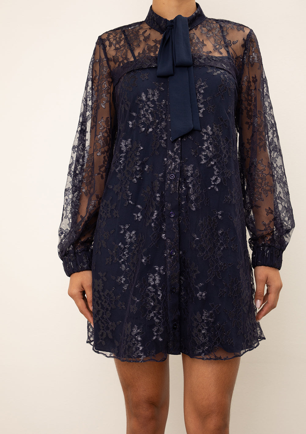 Vestido Corto Suelto Cuello Alto Mangas Largas