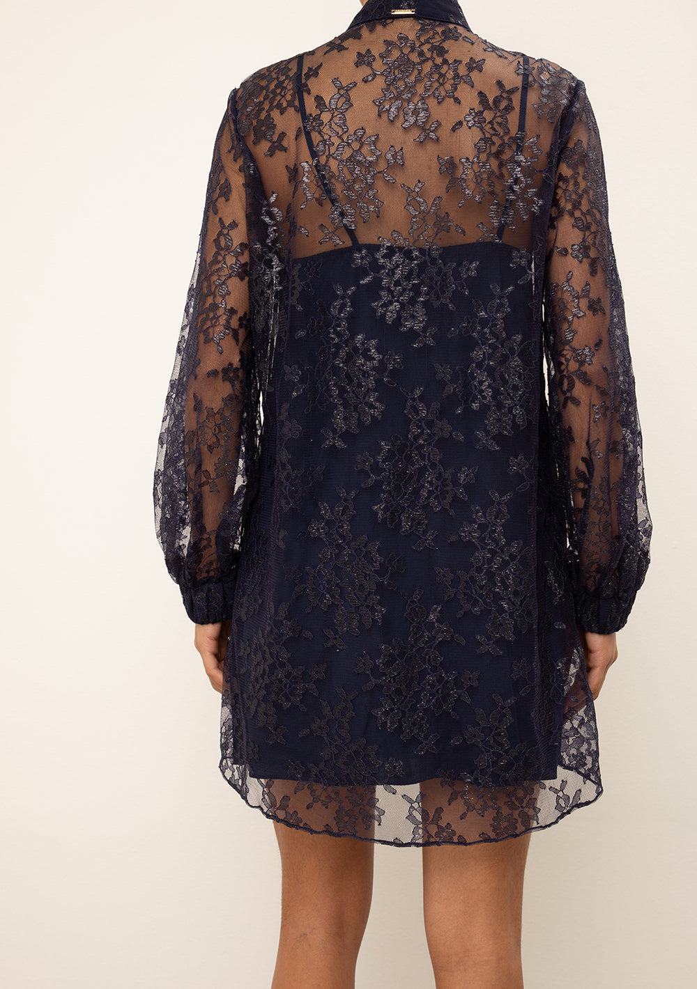Vestido Corto Suelto Cuello Alto Mangas Largas