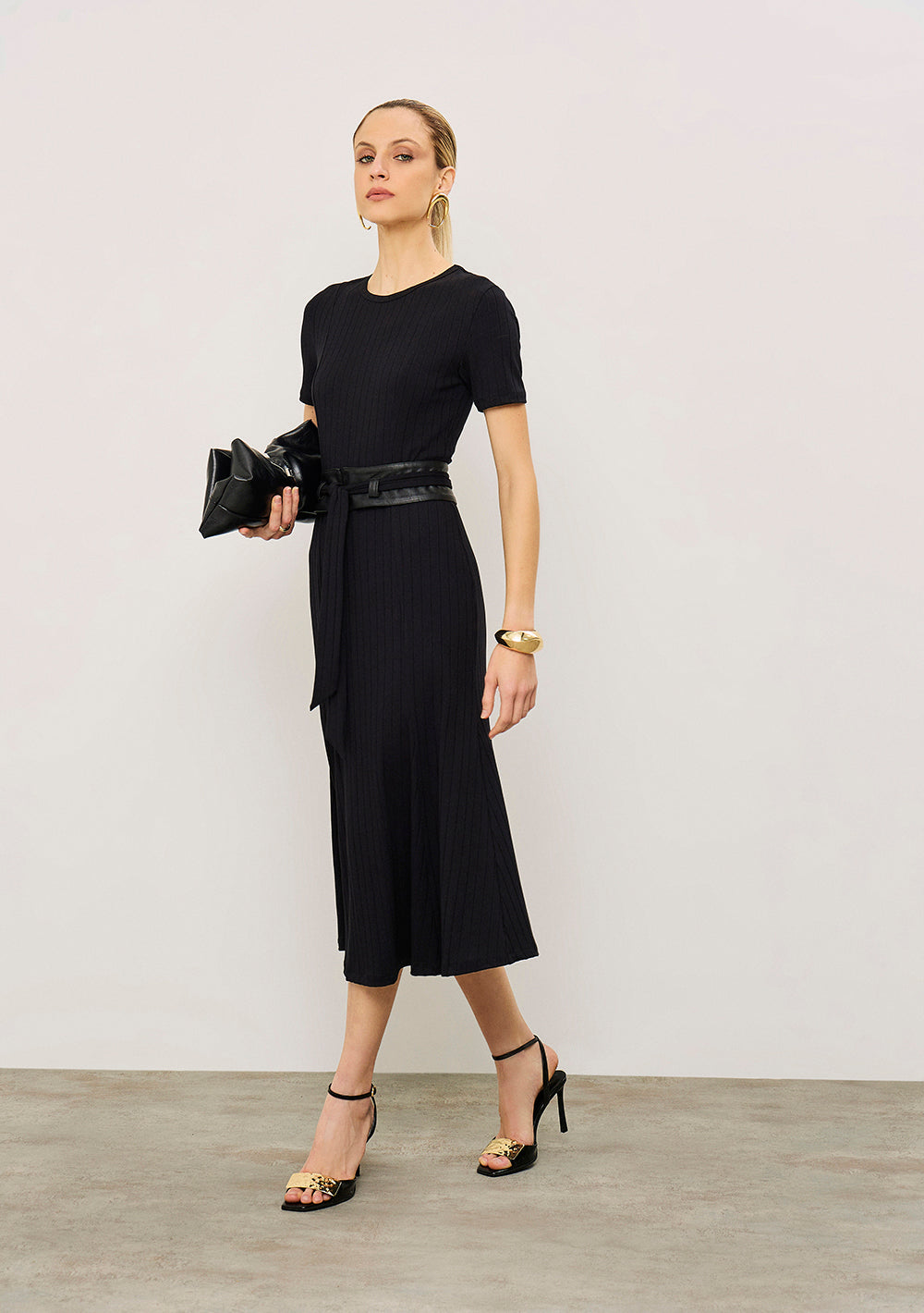Vestido Midi Ajustado Escote Redondo Mangas Cortas