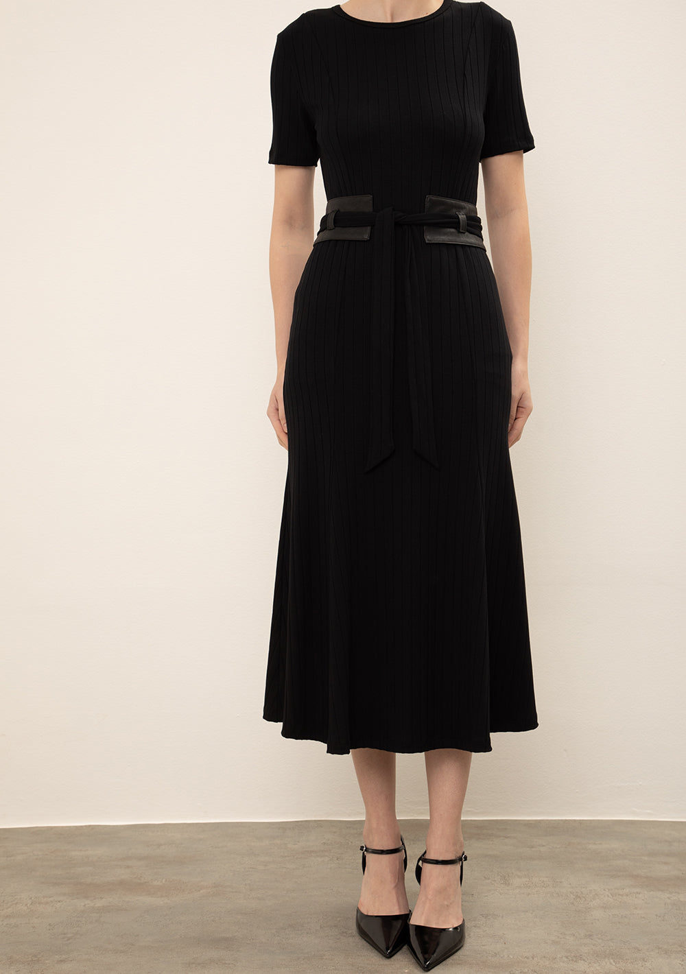 Vestido Midi Ajustado Escote Redondo Mangas Cortas