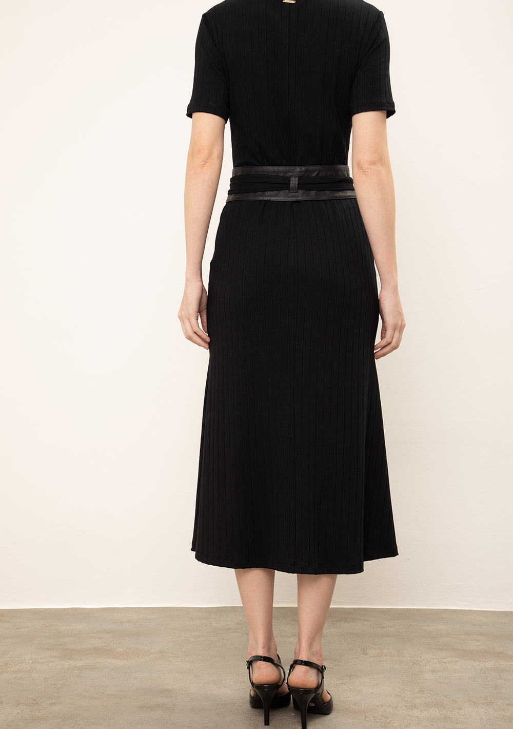 Vestido Midi Ajustado Escote Redondo Mangas Cortas