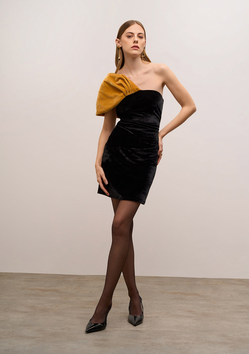 Vestido Midi Ajustado Escote Recto Mangas Cortas