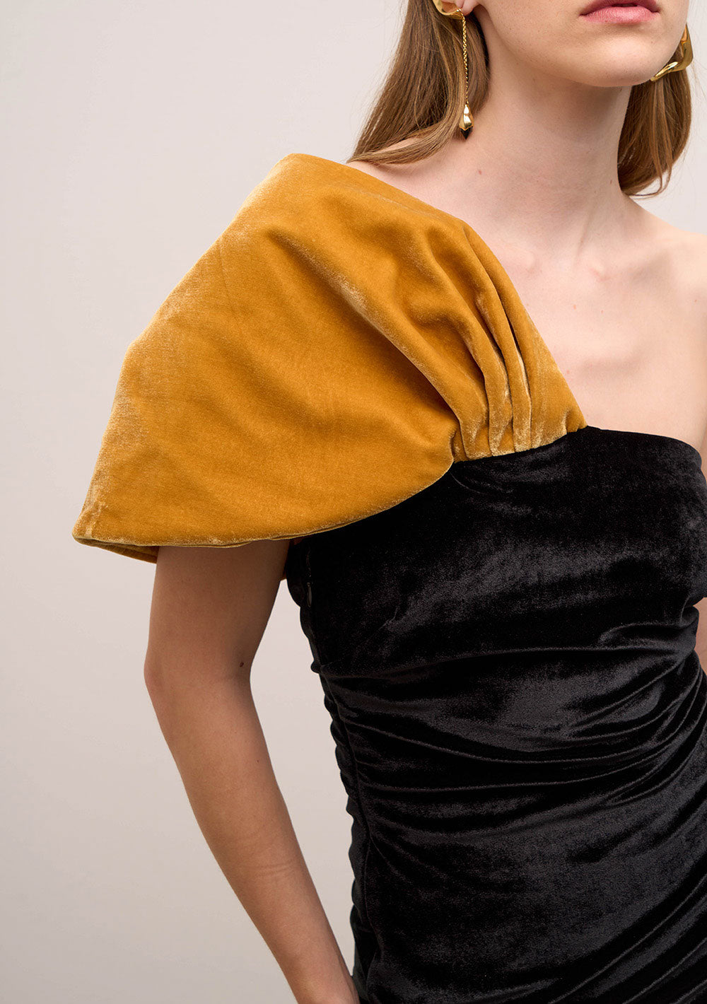 Vestido Midi Ajustado Escote Recto Mangas Cortas
