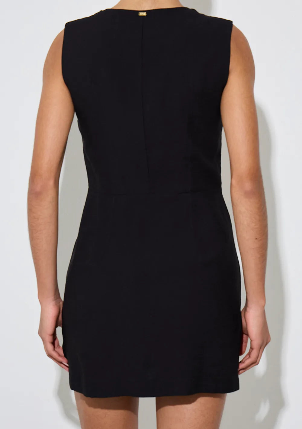 Vestido Corto Ajustado Escote Recto Sin Mangas