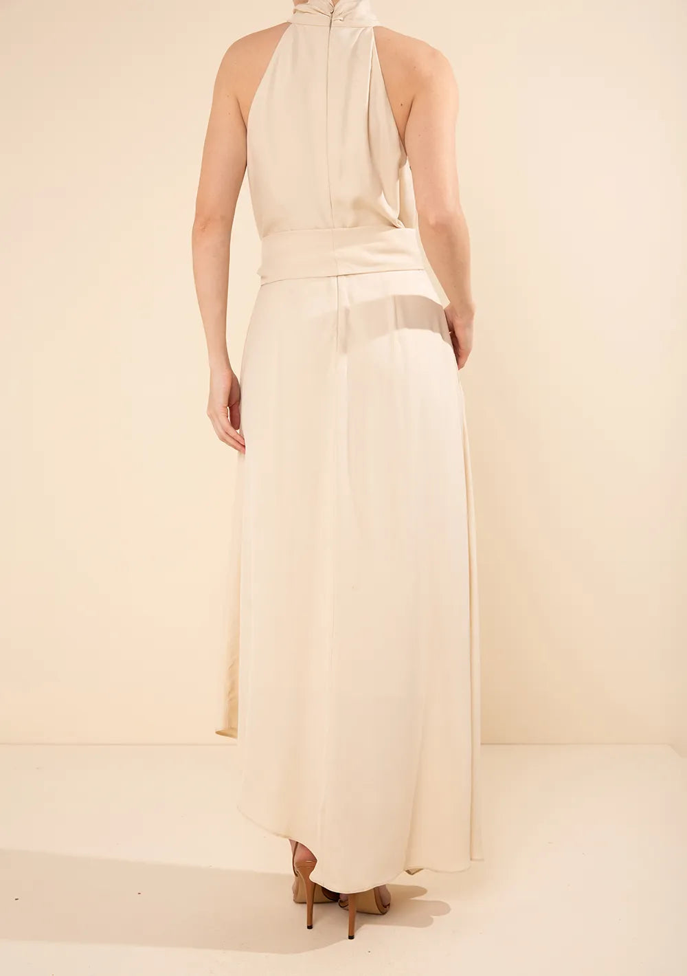 Vestido Midi Ajustado Cuello Alto Sin Mangas