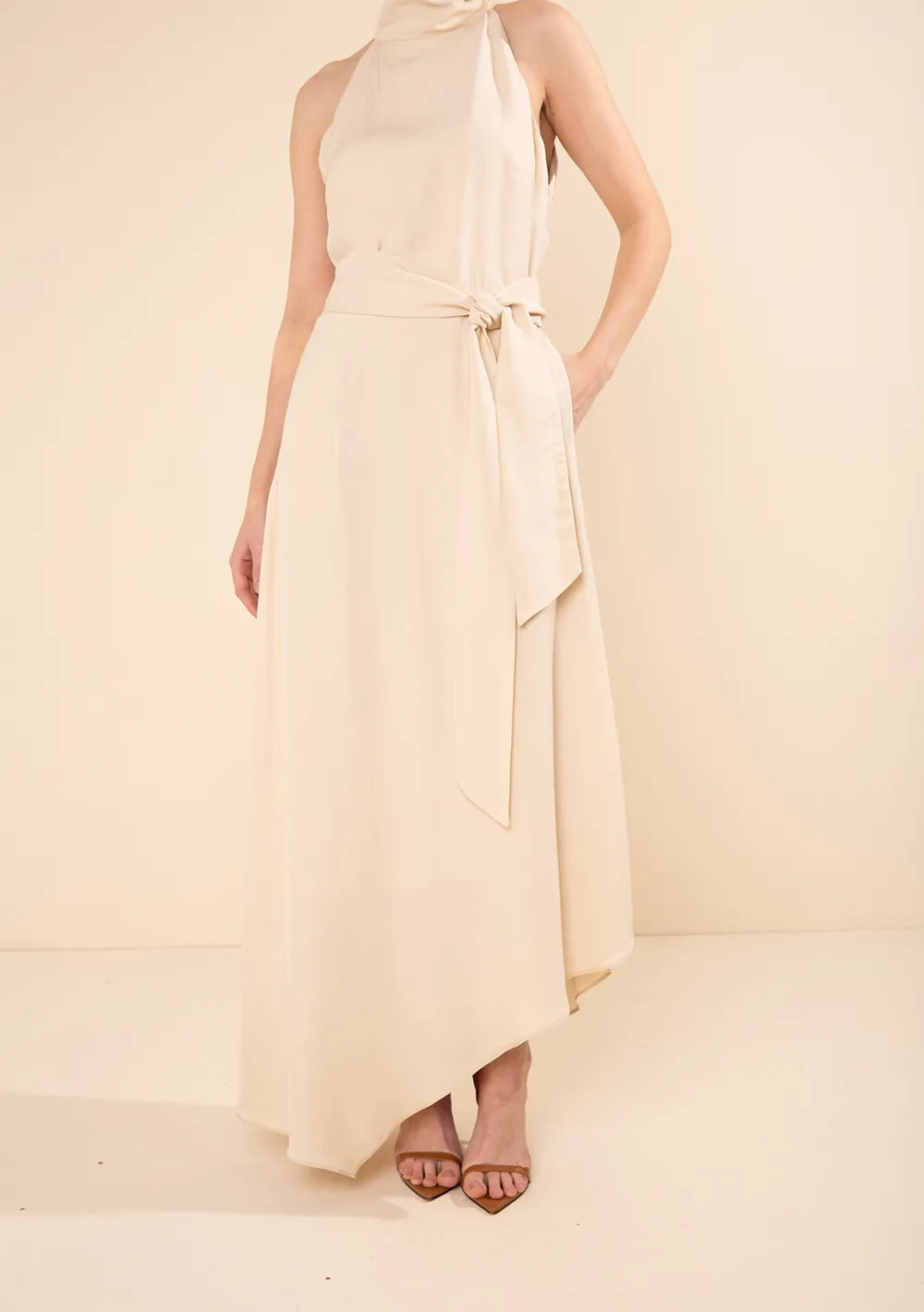 Vestido Midi Ajustado Cuello Alto Sin Mangas
