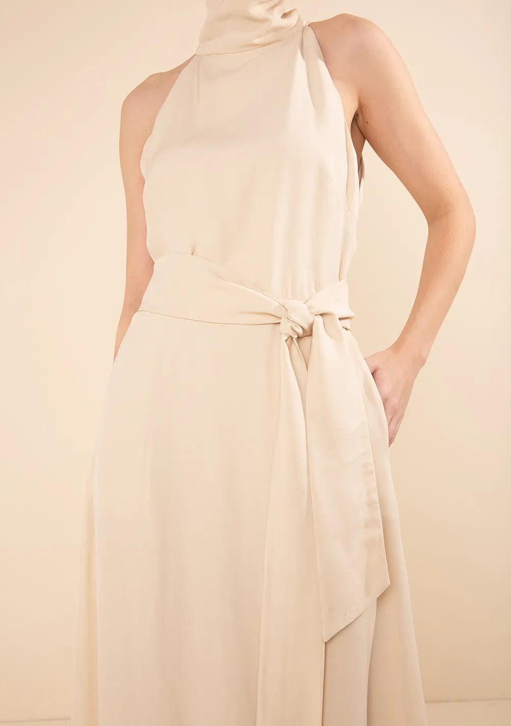 Vestido Midi Ajustado Cuello Alto Sin Mangas