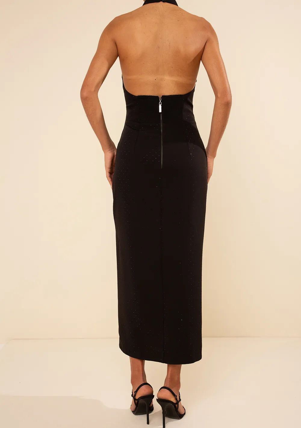 Vestido Midi Ajustado Cuello Alto Sin Mangas