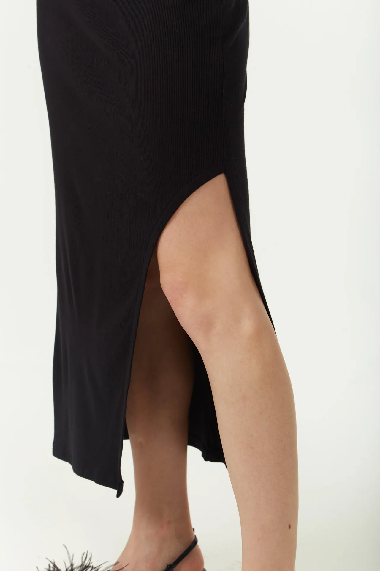 Vestido Ajustado Cuello Alto Sin Mangas Midi