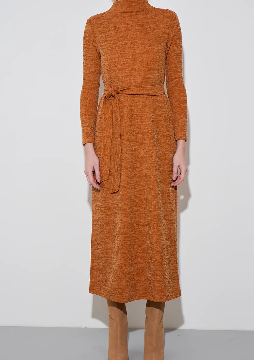 Vestido Suelto Midi Cuello Alto Mangas Largas
